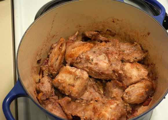 1. Этап. Кролик в красном вине: 2. Пусть маринуется хотя бы два часа, а лучше - дольше. Достанем затем кусочки, обжарим их со всех сторон в муке.