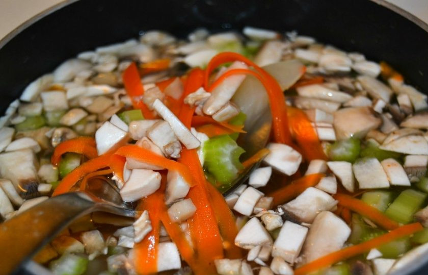 1. Этап. Диетический суп с сельдереем: 7. Немного посолите и добавьте в кипящую воду все овощи, варите их 15 минут.