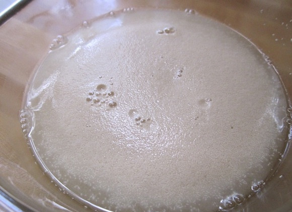 1. Этап. Вкусные бублики: 1. В миске смешайте теплую воду, мед или сахар, дрожжи. Оставьте до появления пены.