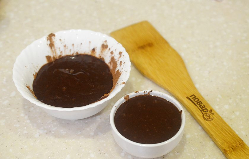 1. Этап. Лава кейк: 8. Влейте тесто. Выпекайте в духовке, разогретой до 200 градусов, 10-12 минут, не больше!