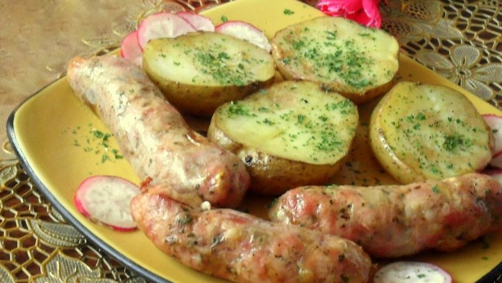 1. Этап. Домашние колбаски в духовке: Вот такие отличные домашние колбаски в духовке получились. Подаем с зеленью и овощами. Приятного аппетита!