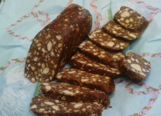 1. Этап. Пирожное Колбаска из печенья: Когда колбаска охладилась, достаньте её и отделите от плёнки. Теперь пирожное можно разрезать и кушать. Хранить его нужно в холодильнике в закрытой посуде или целлофане.