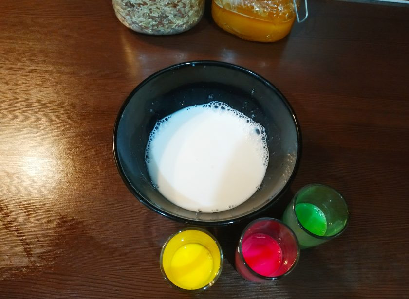 1. Этап. Праздничное желе: В маленькие стаканчики отлейте небольшое количество молока с желатином и с помощью пищевых красителей сделайте разноцветные наполнители. Можно делать любые цвета, главное чтобы они контрастировали с цветом основы.