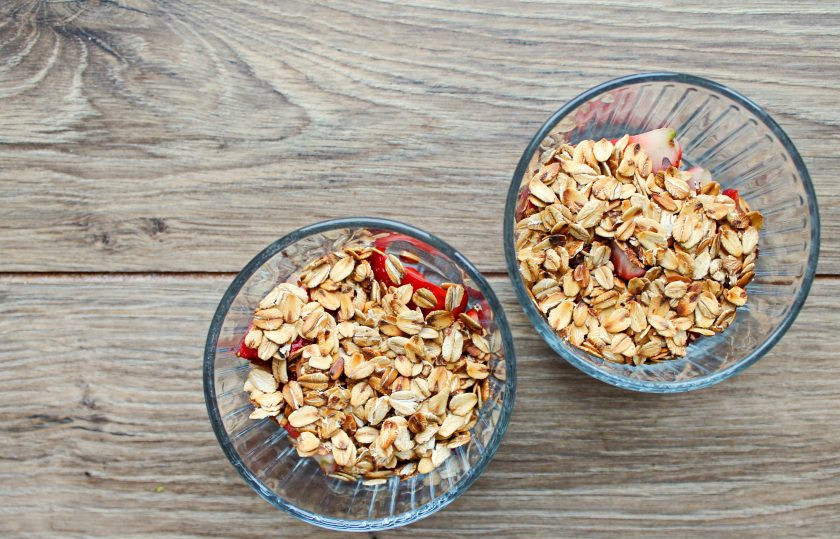 1. Этап. Клубничные хлопья Облако: Поверх ягод всыпьте обжаренные овсяные хлопья и перемешайте.