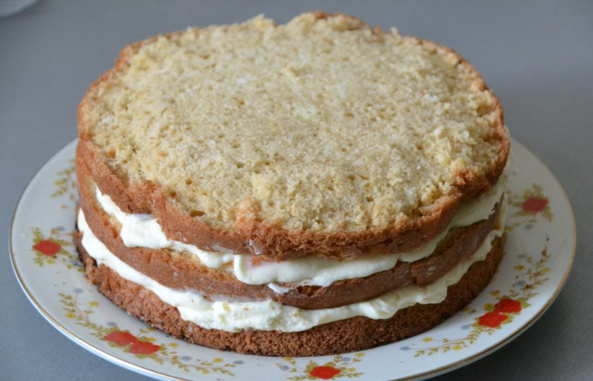 1. Этап. Мандариновый торт на Новый год: Освободите торт от кольца перед тем, как продолжать декорирование десерта.