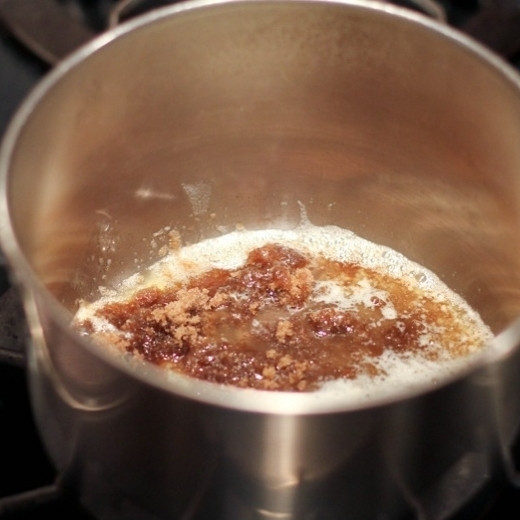 1. Этап. Яблоки с корицей: В сливочное масло добавляем коричневый сахар. Растапливаем и его.