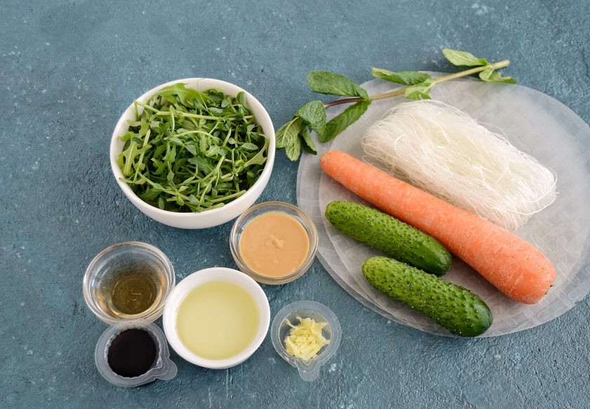 1. Этап. Весенние роллы: Подготовьте все ингредиенты.