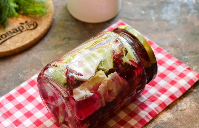 1. Этап. Капуста со свеклой и хреном на зиму: Сразу набросьте крышку на горлышко, закатайте герметично и поставьте дном вверх, укутайте и оставьте на сутки в покое. После пусть капуста постоит еще 2 дня, а затем уберите в погреб.