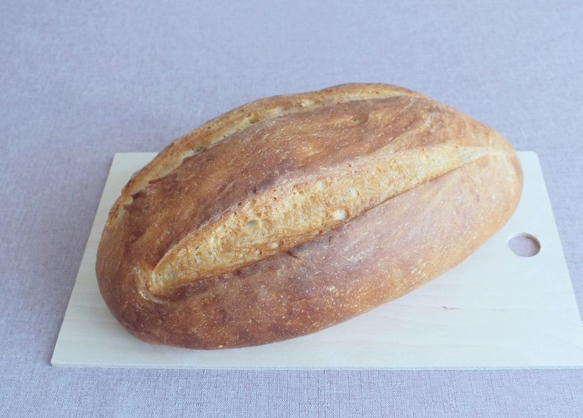 1. Этап. Батон Подмосковный: Готовый батон достаньте из духовки, переложите на доску и охладите, накрыв полотенцем.