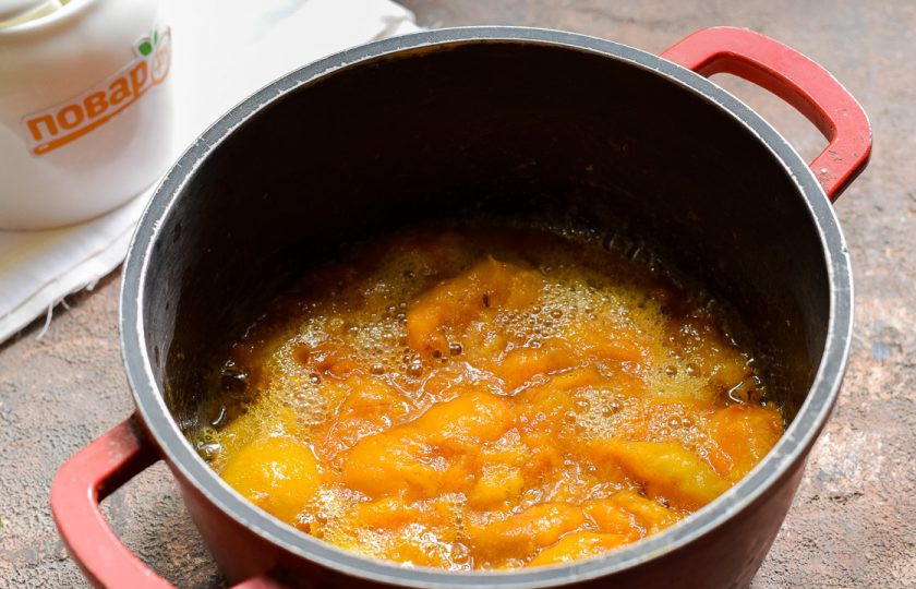 1. Этап. Абрикосовое варенье с какао: Варите абрикосы под крышкой, на тихом огне, 50 минут.