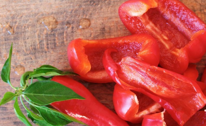 1. Этап. Заготовка из яблок на зиму: Сладкий болгарский перец и перец чили вымойте. Затем разрежьте каждый и достаньте из них семена.