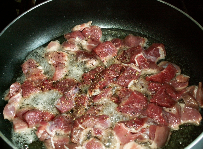 1. Этап. Капуста, тушенная с мясом и грибами: 1. В сотейнике или глубокой сковороде прогреваем масло и обжариваем мясо. Как возьмется корочкой, уменьшим огонь и под крышкой тушим 10 минут. Специи добавляем по вкусу.