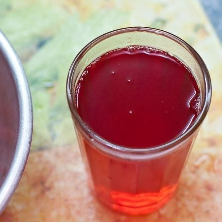 1. Этап. Торт из красной смородины: Берем полтора стакана воды, добавляем в него полстакана сахара и две горсточки смородины. Доводим до кипения и процеживаем. Это будет смородиновый сироп, который нам еще пригодится.