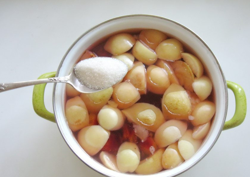1. Этап. Компот из яблок, груш и алычи: Добавьте сахар по вкусу, проварите пять минут и выключайте.