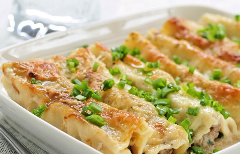 1. Этап. Каннеллони с курицей и грибами: 7. Запекаем 30-40 минут в раскаленной духовке. Подаем, посыпав тертым сыром или зеленью.