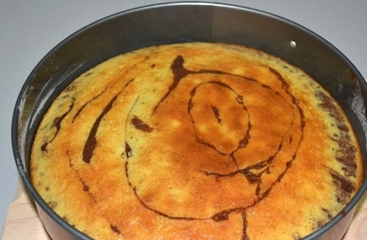 1. Этап. Пирог Зебра простой: Выпекайте пирог в течение 40 минут в разогретой духовке.