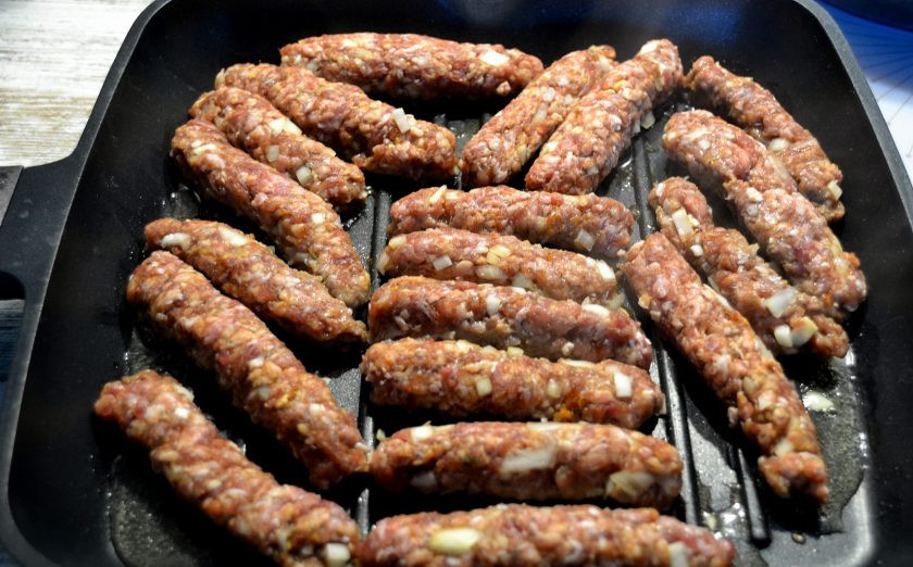 1. Этап. Чевапчичи по-сербски: Чевапчичи можно пожарить на обычной сковороде, на сковороде гриль (как в данном рецепте), или запечь на решетке на углях.