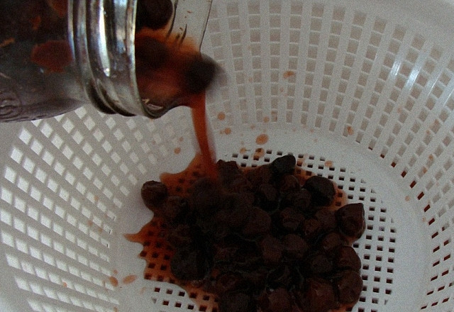 1. Этап. Шоколадный крем с вишней: 3. Вишневое варенье пропустите через сито, ягоды оставьте, а сироп добавьте в наш крем.