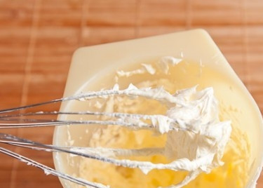 1. Этап. Заварной крем со сметаной: Сливочное масло у вас тоже должно быть комнатной температуры. Взбиваем его до пышности.