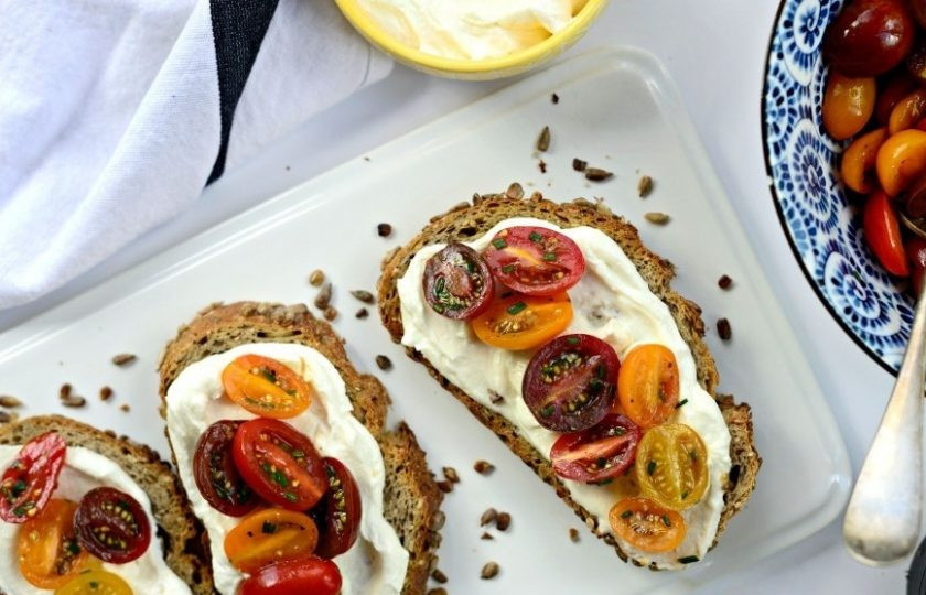 1. Этап. Тосты с маринованными помидорами: 8. На каждый ломтик хлеба выложите соус, а сверху – помидоры. Приятного аппетита!