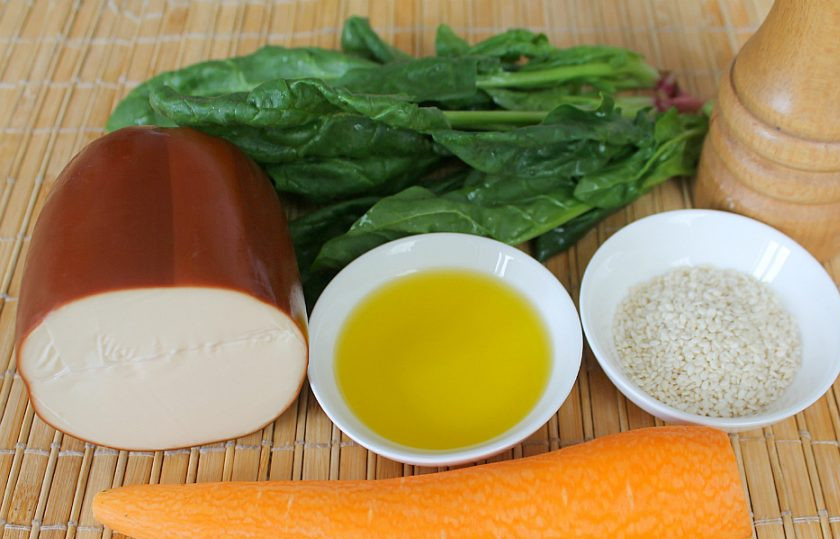 1. Этап. Салат с колбасным сыром и морковью: Подготовим ингредиенты.