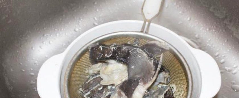 1. Этап. Солянка из осетра: Спустя время процедите бульон в другую кастрюлю.