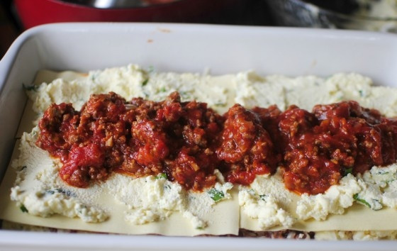 1. Этап. Лазанья Барилла: 15. Снова листы, еще треть сырного соуса, мясной — и тертая моцарелла.