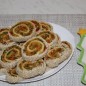 Рулеты с картофелем и болгарским перцем Готовим тесто. Смешиваем сливочное масло, сметану, желток и соль. Хорошо перемешиваем. Добавляем крахмал и соду. Еще раз перемешиваем. Понемногу добавляем просеянную муку и замешиваем тесто. Тесто получается мягкое и не лепнет к рукам. Заворачиваем в пищевую пленку и убираем в холодильник на 20 минут. Отвариваем картофель. Делаем пюре и добавляем сливочное масло. Мелко нарезаем болгарский перец. Мелко нарезаем зелень. В картофель добавляем перец, зелень и специи по вкусу. Начинка готова. На силиконовом коврике раскатываем тесто в прямоугольный пласт толщиной 3-4 мм. Ровным слоем выкладываем начинку. При помощи коврика сворачиваем рулет. Заворачиваем рулет в пищевую пленку и убираем в морозильную камеру на 30 минут. Освобождаем рулет от пищевой пленки. Разрезаем на кусочки толщиной 1.5 см. Обмакиваем каждый рулетик в белок. Затем в кунжут. Выкладываем на противень, застеленный пергаментом. Выпекаем при 180 градусах 25-30 минут. Приятного аппетита :-)