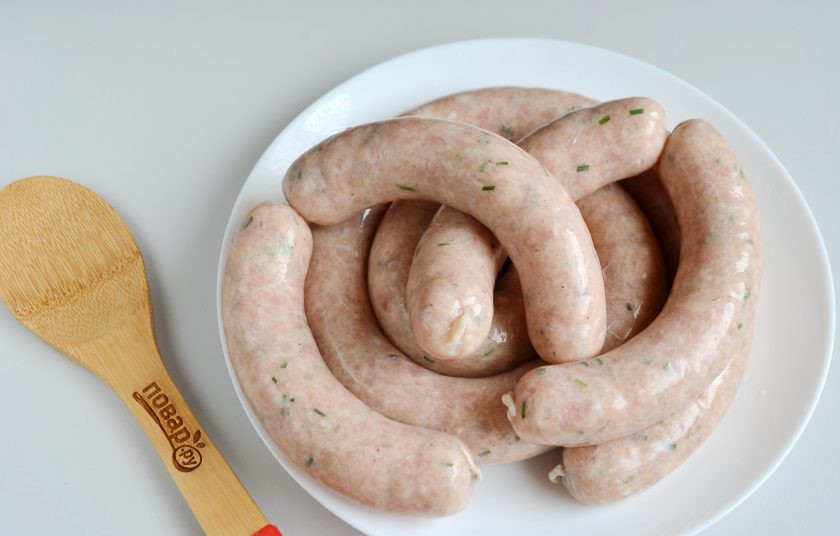 1. Этап. Французские колбаски Буден Бланк: 9. Перекрутите колбаски поочередно в разные стороны, чтобы получились по 13-15 см каждая. Оставьте на часик.