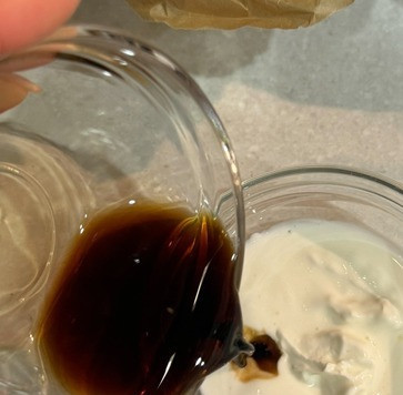 1. Этап. Мясные колобки с начинкой: Готовим соус, которым смажем 