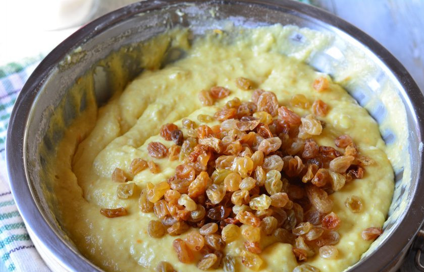 1. Этап. Пышный кулич: Добавьте изюм в тесто.