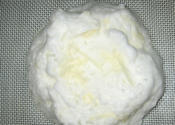 1. Этап. Диетическая яичница: Гнезда можно еще и сверху посыпать тертым сыром.