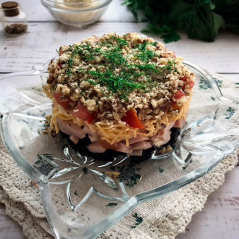 Салат с ветчиной и грецкими орехами