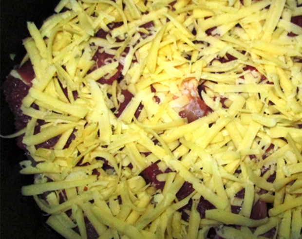1. Этап. Маринованное мясо в мультиварке: Посыпьте сверху тертым сыром и включите режим тушения на 30 минут. По истечению времени блюдо будет готово к подаче на стол.