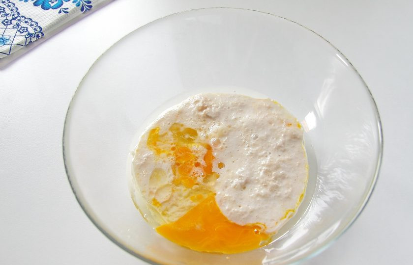 1. Этап. Кулебяка с капустой: В глубокой миске взбейте яйцо с растительным маслом. Добавьте дрожжевую смесь.