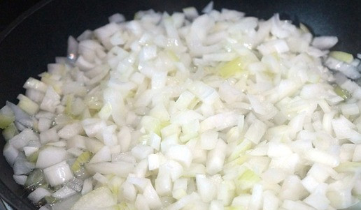 1. Этап. Чахохбили из индейки: Тем временем поджарить лук на обычном подсолнечном масле до кремового цвета.