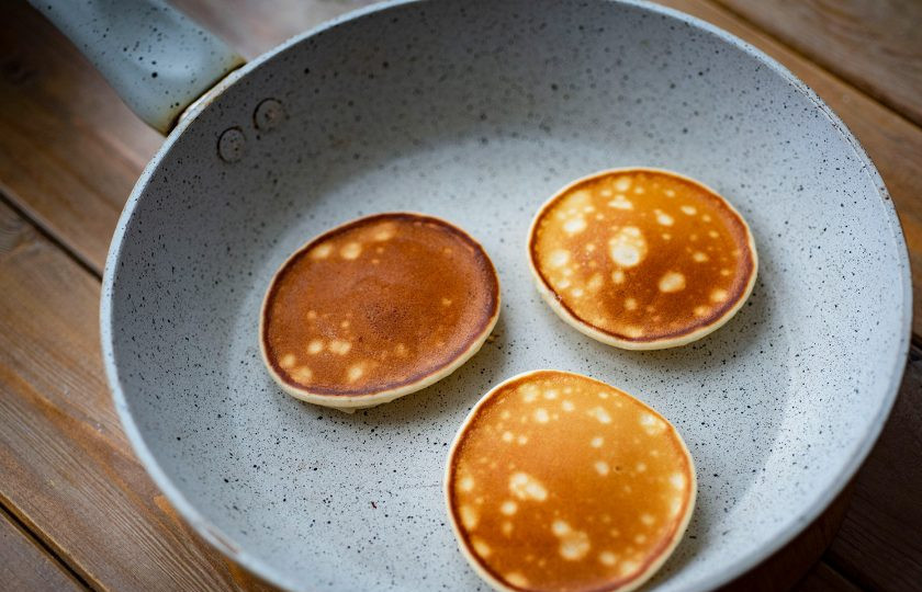 1. Этап. Панкейки на йогурте пышные: И обжаривайте еще 2-3 минуты.