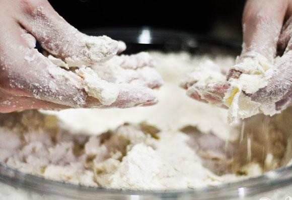 1. Этап. Ирландский хлеб: 2. Добавить нарезанное размягченное сливочное масло в мучную смесь и замесить тесто руками. Добавить сливки и перемешать вилкой до сочетания.