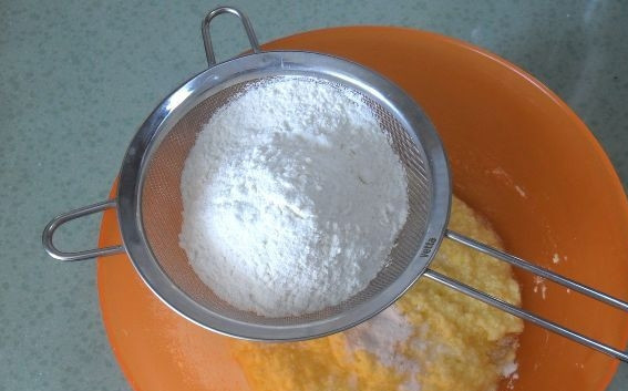 1. Этап. Печенье из маргарина: Далее просейте к массе муку с разрыхлителем. Замешайте эластичное тесто.