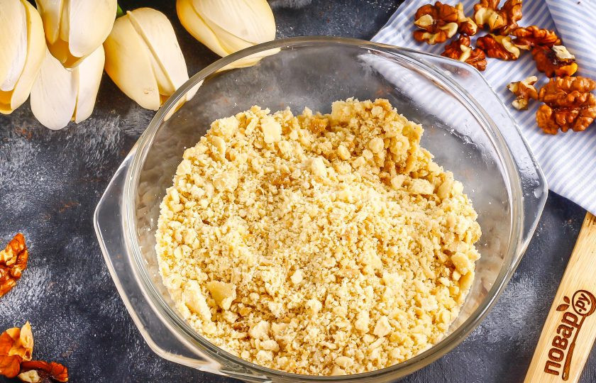 1. Этап. Торт Наполеон с грецкими орехами: Последние два коржа измельчите руками в крошку.