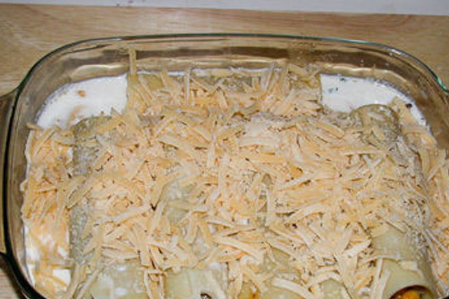 1. Этап. Каннеллони, фаршированные курицей и грибами: Отправьте блюдо в духовку, разогретую до 200 градусов на 20 минут. Вынув форму из духовки, сразу же посыпьте блюдо тертым сыром и дайте немного постоять, пока сыр оплавится.