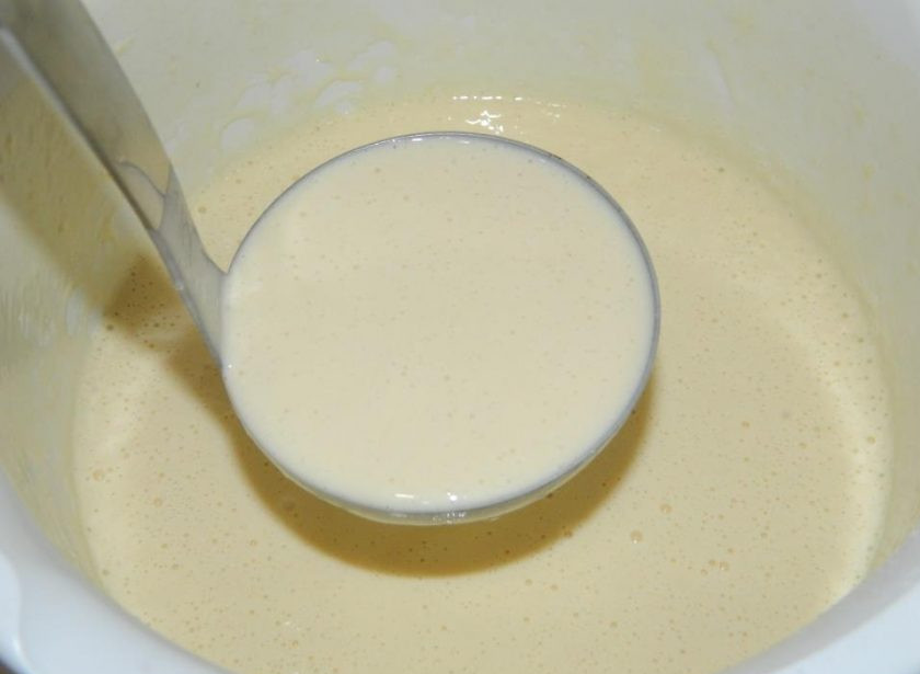 1. Этап. Оладьи на снежке: Всыпьте соду и муку. Замесите однородное тесто.