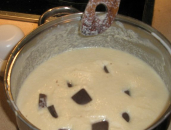 1. Этап. Крем для блинного торта: Смесь переливаем в кастрюлю и варим на водяной бане примерно 10 минут, чтоб смесь хорошенько загустела. Затем добавляем шоколад и оставляем все на 4 минуты, чтоб шоколад успел полностью раствориться до однородного состояния крема. Затем даем массе остыть. Наш крем для блинного торта готов!