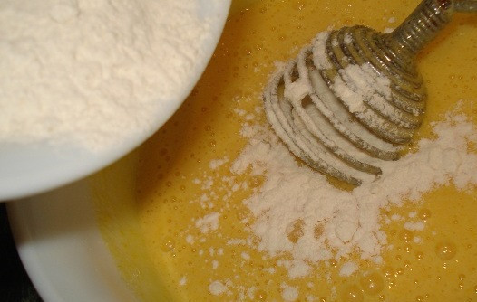 1. Этап. Крем яичный для торта: Яйца взбиваем с 250 граммами сахара, затем понемногу замешиваем муку.