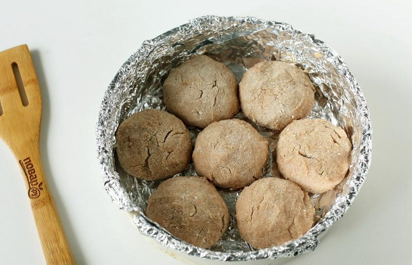 1. Этап. Котлеты из горбуши ПП: Перемешайте все до однородного состояния, сформируйте небольшие котлетки и обваляйте их в муке. Я буду готовить котлеты на пару в мультиварке. Контейнер для варки на пару я застилаю фольгой и делаю мелкие дырочки при помощи зубочистки. Фольгу смазываем и выкладываем котлеты на некотором расстоянии друг от друга. Готовьте котлеты на пару около 25 минут.