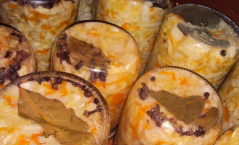 1. Этап. Капуста маринованная на зиму: После стерилизации закатываем банки, переворачиваем горлышком вниз и укутываем. Хранить можно в обычной городской кладовке.