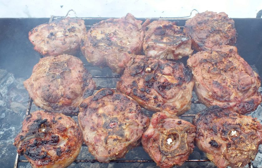 1. Этап. Шашлык из баранины с луком: Готовность шашлыка проверьте ножом. Проткните кусочек мяса насквозь. Если нож входит без усилий и не выделяется сок с сукровицей, мясо готово.