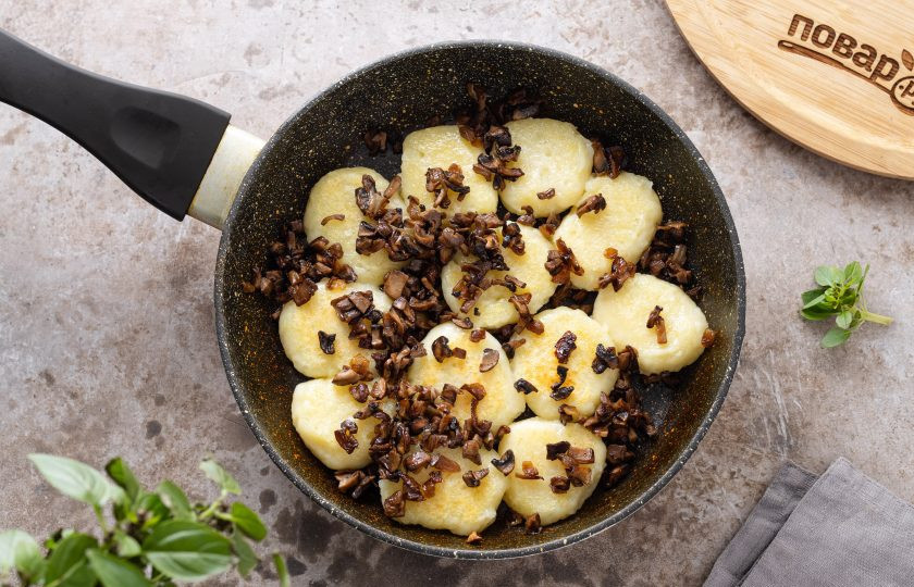 1. Этап. Постные ленивые вареники: Добавьте вареники в сковороду с грибами и луком, обжарьте все вместе пару минут.