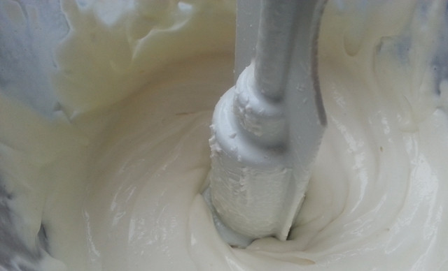 1. Этап. Вишневый пирог Наслаждение: 5. Теперь взбиваем крем: сливки и маскарпоне взбиваем с сахаром до состояния густой пены. Вместо сахара можно использовать сахарную пудру. Маскарпоне любят далеко не все, поэтому добавляйте его по желанию.