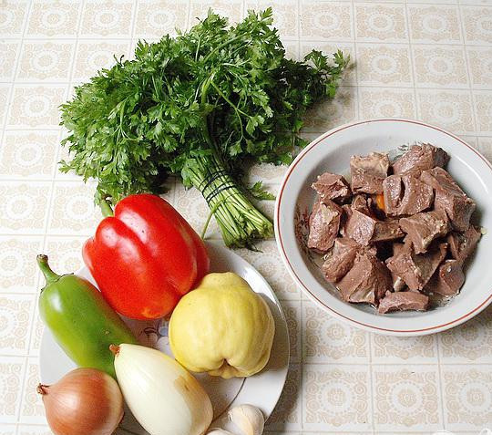 1. Этап. Телячье сердце с овощами: 2. Мясные кусочки оставляем остывать в бульоне. Это нужно для того, чтобы мясо осталось мягким. Теперь нам понадобятся айва, перец, зелень, чеснок и лук. Все это необходимо подготовить.